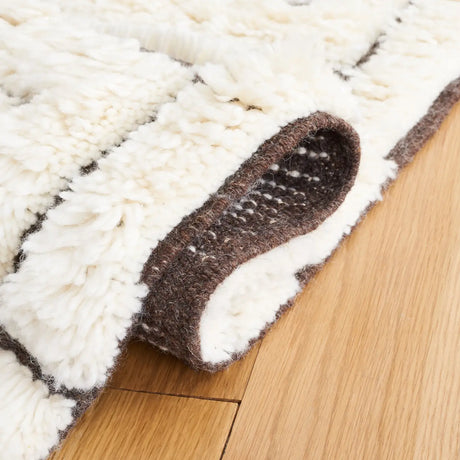 Safavieh Kenya 5'-0" x 8'-0" Rug in Ivory / Brown