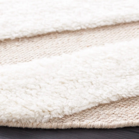 Safavieh Manhattan 6'-0" x 6'-0" Rug in Ivory / Beige