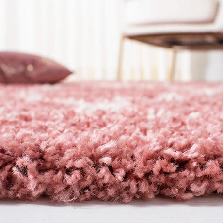 Safavieh Venus Shag 500 4'-0" x 6'-0" Rug in Pink / Ivory