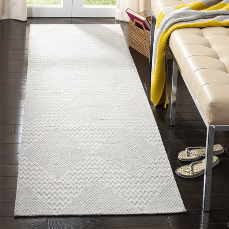 Safavieh Marbella 2'-3" x 8'-0" Rug in Silver / Ivory