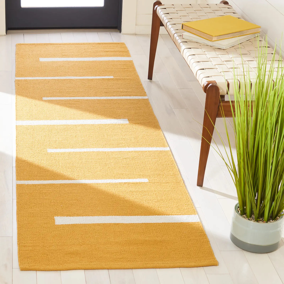 Safavieh Montauk 2'-3" x 8'-0" Rug in Gold / Ivory
