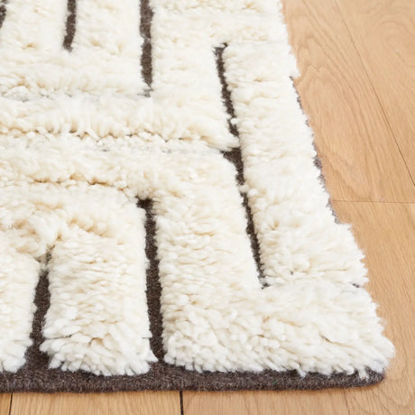 Safavieh Kenya 5'-0" x 8'-0" Rug in Ivory / Brown