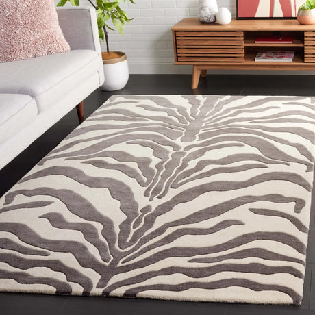 Safavieh Soho 4'-0" x 6'-0" Rug in Ivory / Grey