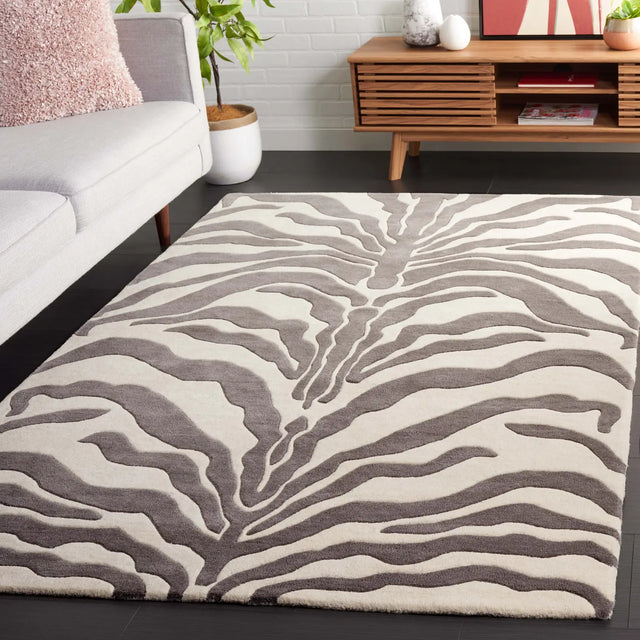 Safavieh Soho 4'-0" x 6'-0" Rug in Ivory / Grey