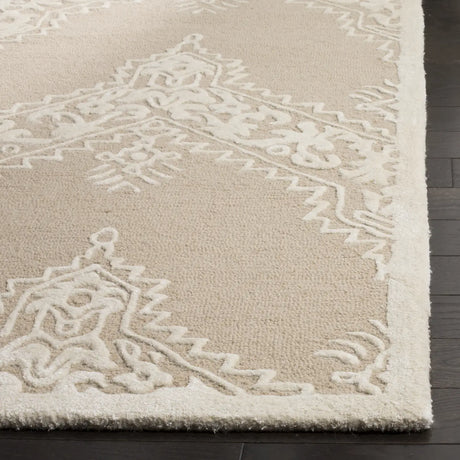 Safavieh Manchester 5'-0" x 8'-0" Rug in Beige / Ivory