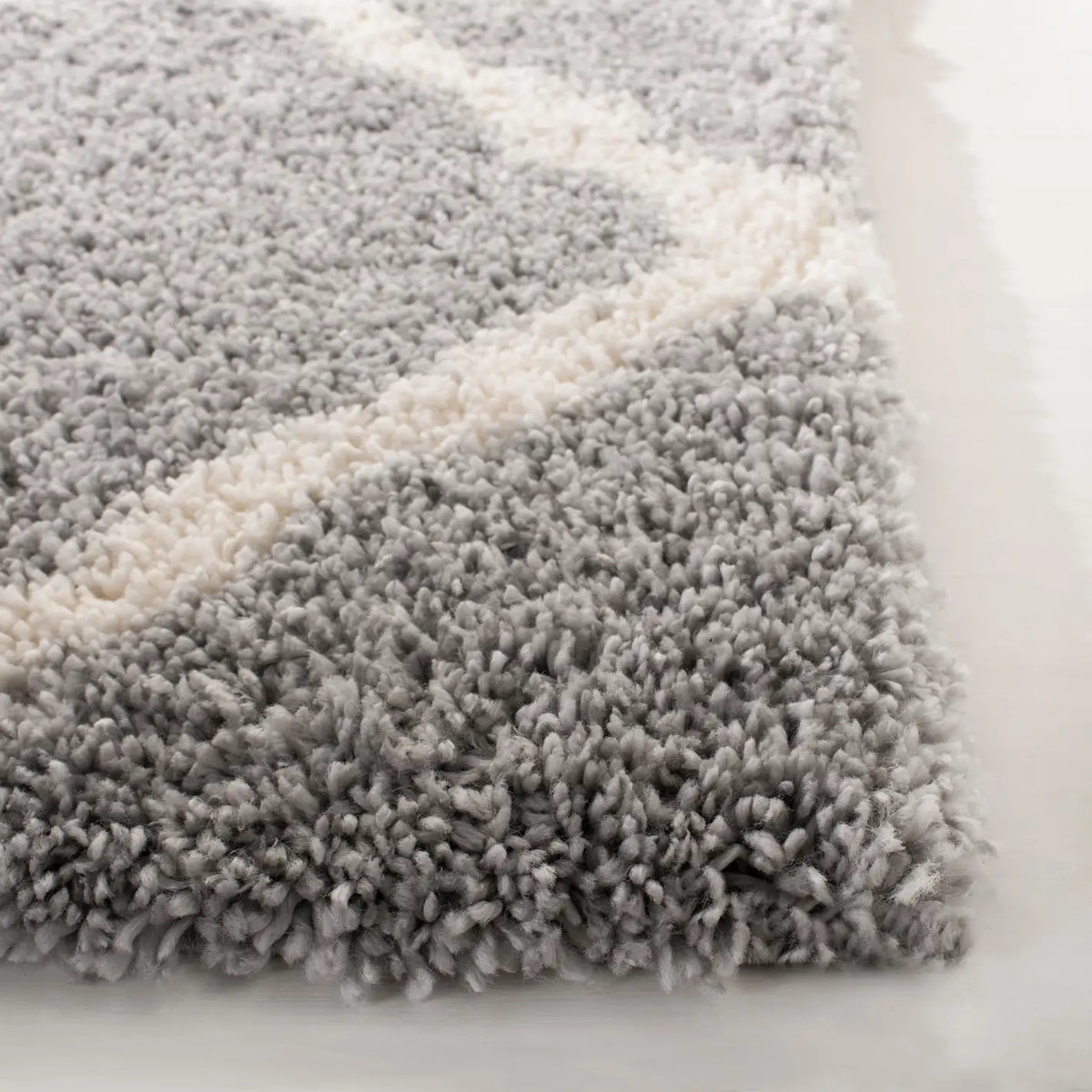 Safavieh Fontana Shag  800 4'-0" x 6'-0" Rug in Grey / Cream