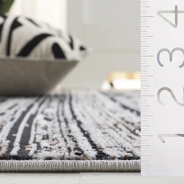 Safavieh Mila 4'-0" x 6'-0" Rug in Black / Beige Ivory