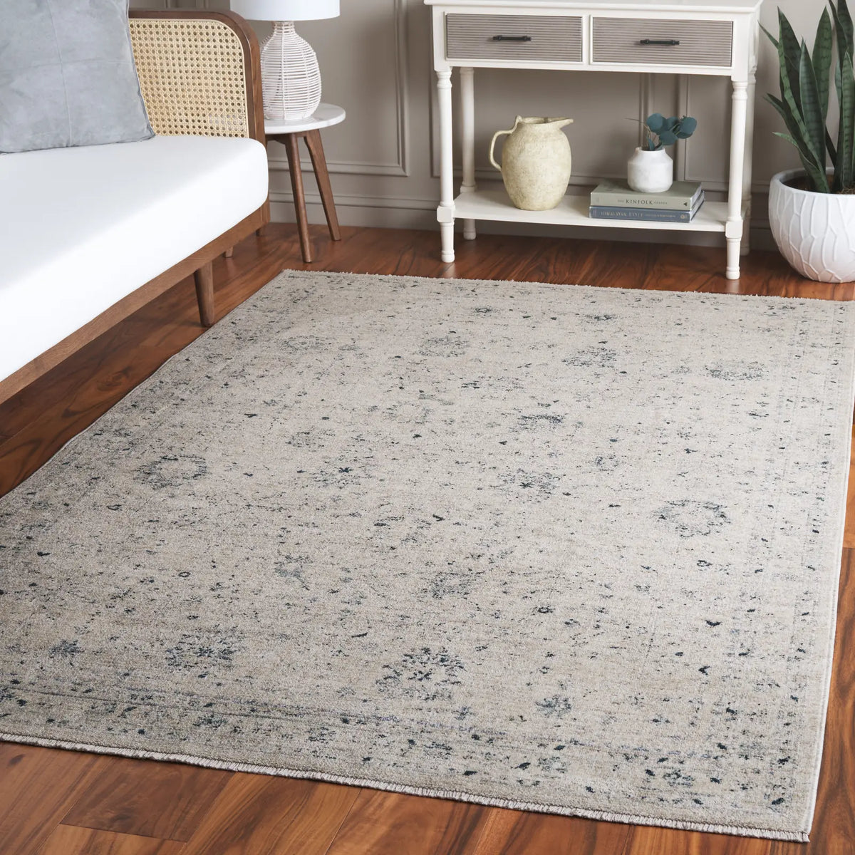 Safavieh Antique Patina 4'-0" x 5'-7" Rug in Ivory / Blue