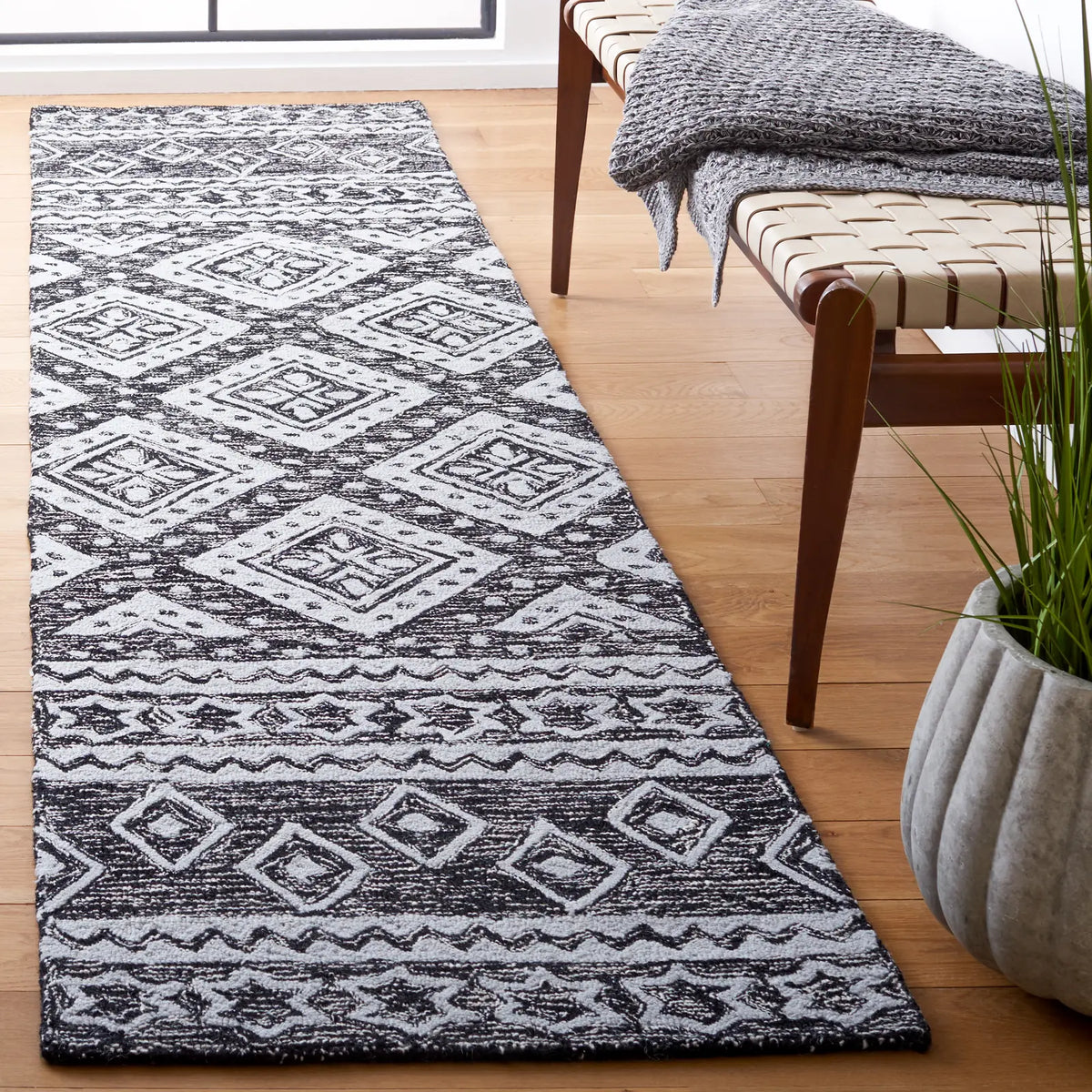 Safavieh Micro-Loop 2'-3" x 9'-0" Rug in Black / Grey