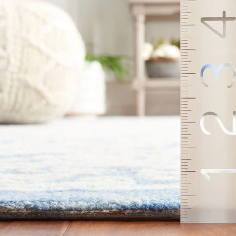 Safavieh Ebony 4'-0" x 6'-0" Rug in Ivory / Blue
