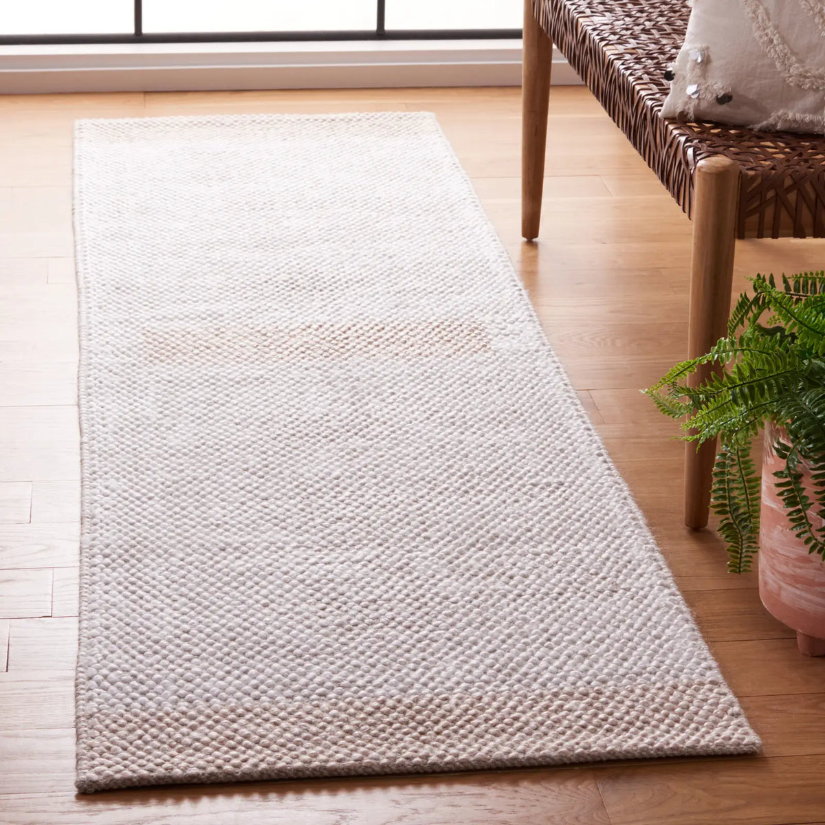 Safavieh Natura 2'-3" x 8'-0" Rug in Ivory / Beige