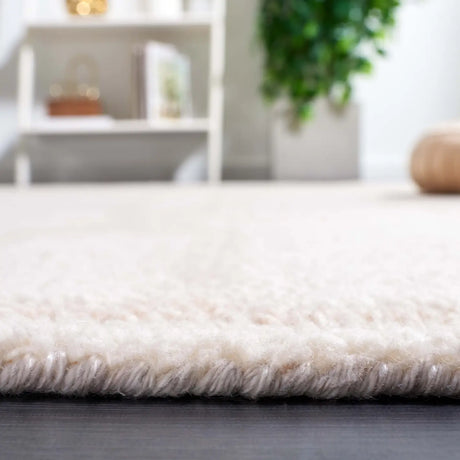 Safavieh Fifth Avenue 4'-0" x 6'-0" Rug in Ivory / Pink