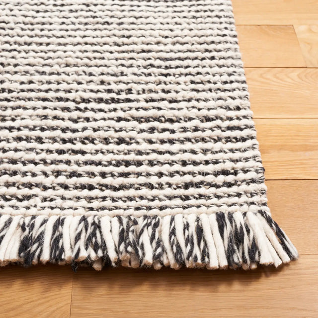Safavieh Natura 4'-0" x 6'-0" Rug in Black / Ivory