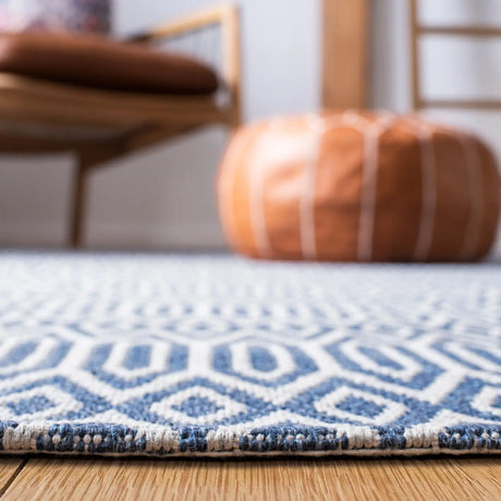 Safavieh Augustine 4'-0" x 6'-0" Rug in Navy / Light Grey