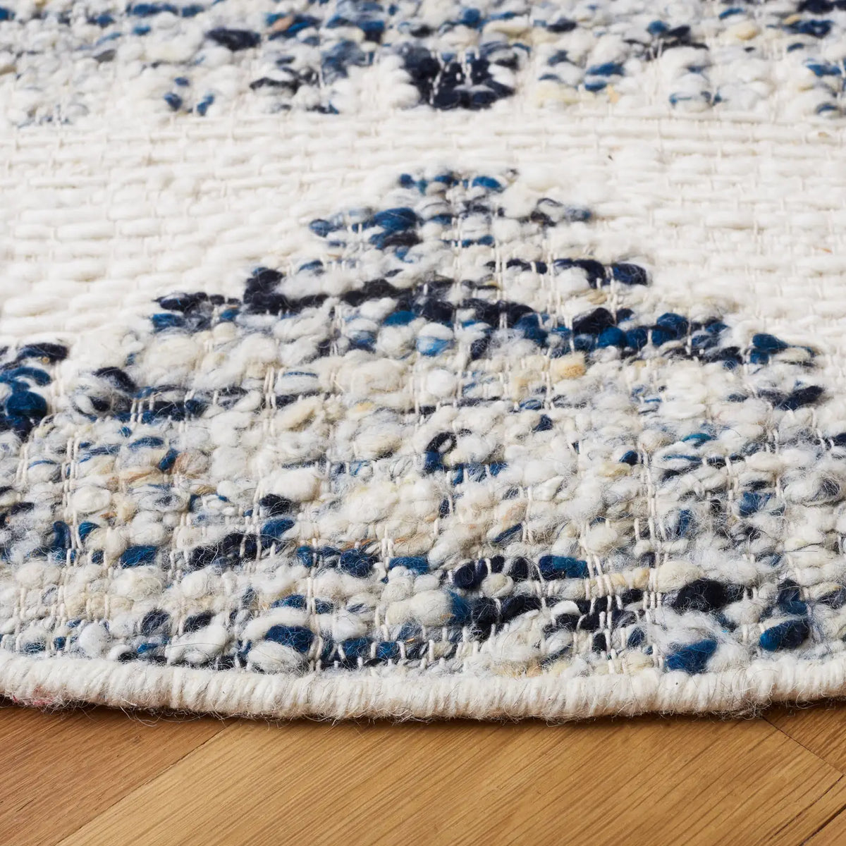 Safavieh Manhattan 6'-0" x 6'-0" Rug in Ivory / Blue
