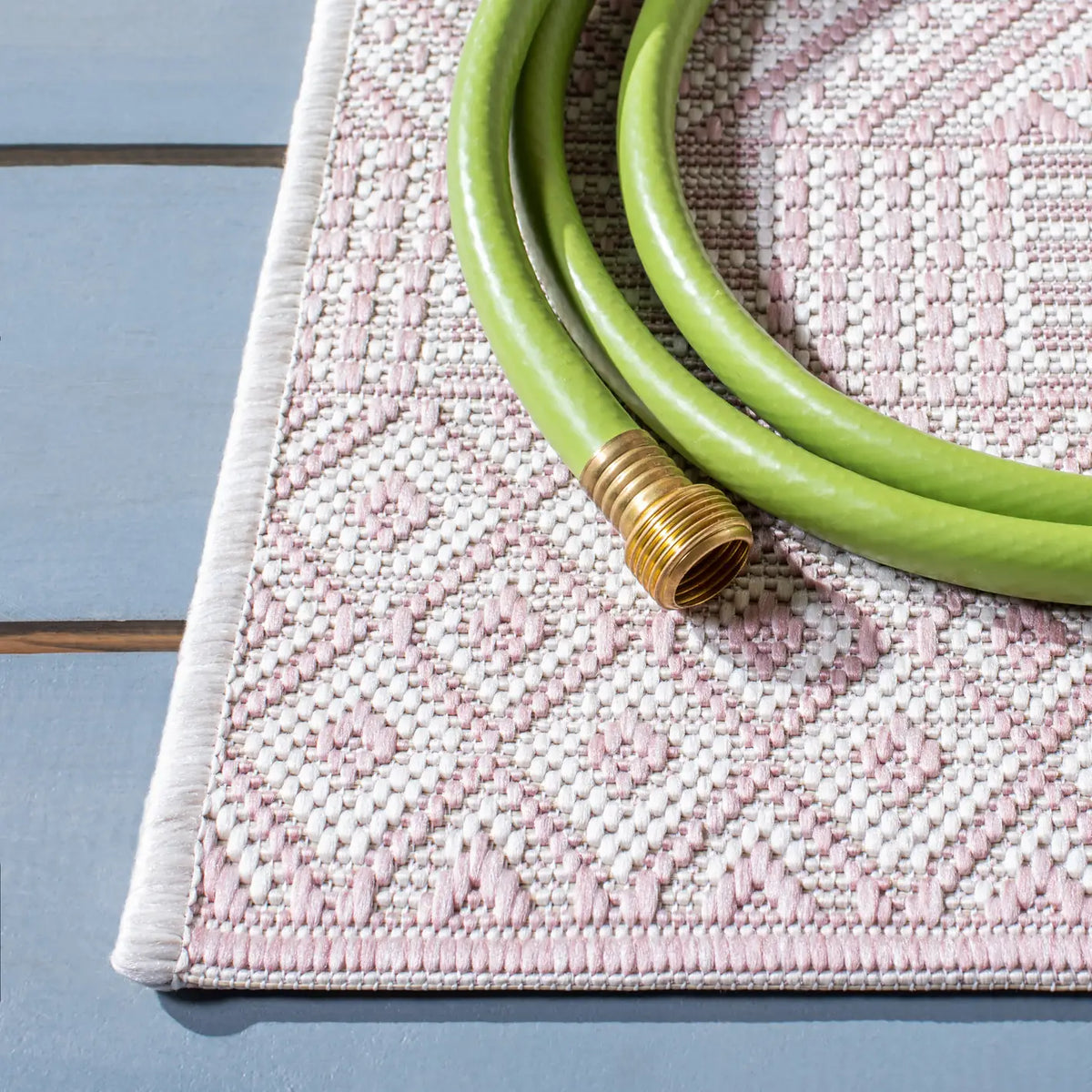 Safavieh Courtyard 4'-0" x 5'-7" Rug in Ivory / Soft Pink