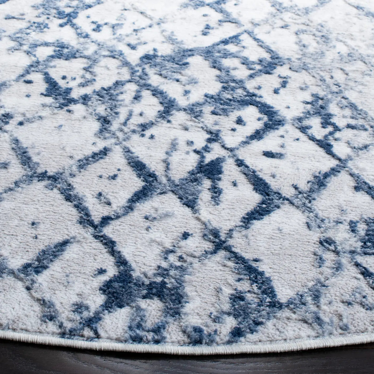 Safavieh Amelia 700 5'-3" x 5'-3" Rug in Grey / Navy