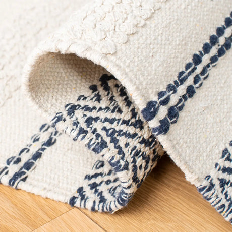 Safavieh Striped Kilim 4'-0" x 6'-0" Rug in Ivory / Navy