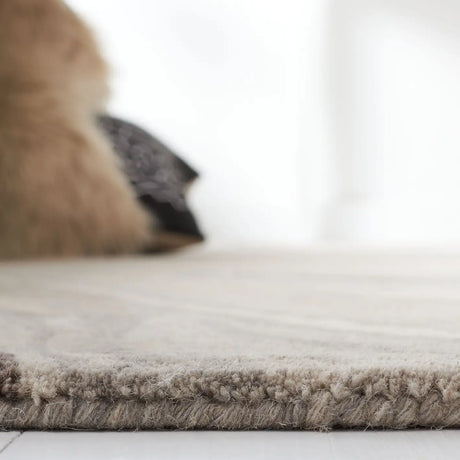 Safavieh Soho 4'-0" x 6'-0" Rug in Beige / Grey