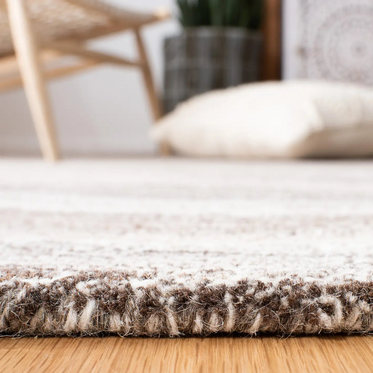 Safavieh Metro 4'-0" x 6'-0" Rug in Ivory / Brown