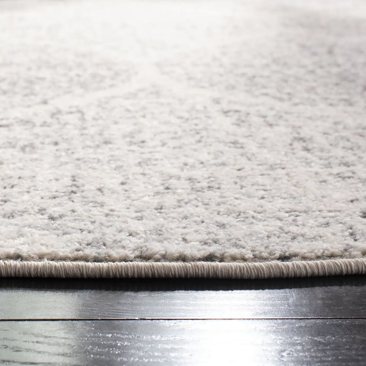 Safavieh Madison 5'-3" x 5'-3" Rug in Ivory / Silver