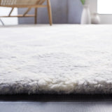 Safavieh Vermont 4'-0" x 6'-0" Rug in Grey / Ivory