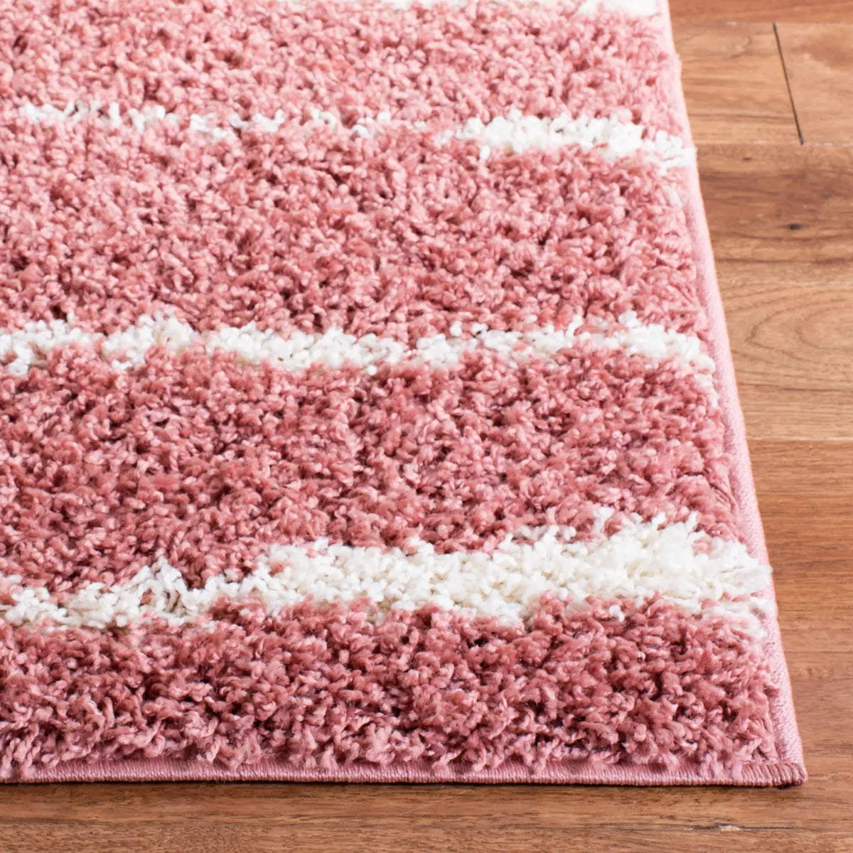 Safavieh Venus Shag 600 4'-0" x 6'-0" Rug in Pink / Ivory