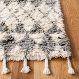 Safavieh Casablanca 4'-0" x 6'-0" Rug in Ivory / Grey