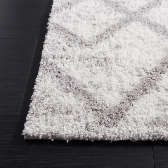 Safavieh Berber Shag 4'-5" x 6'-5" Rug in Grey / Ivory