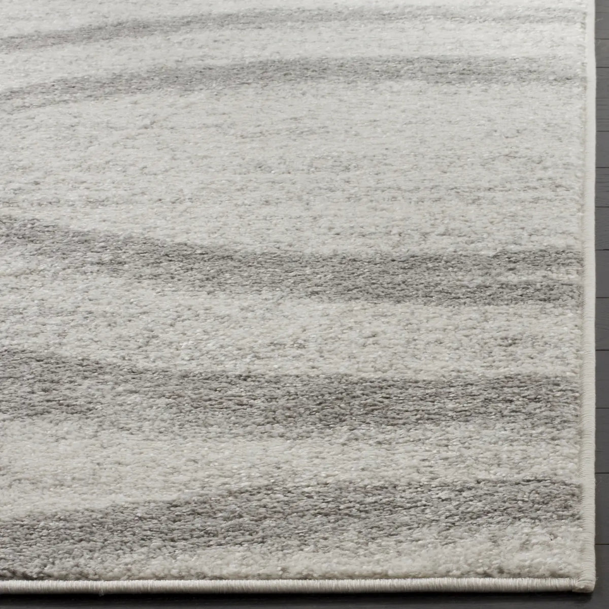 Safavieh Adirondack 4'-0" x 6'-0" Rug in Cream / Grey