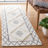 Safavieh Casablanca 2'-3" x 8'-0" Rug in Ivory / Black