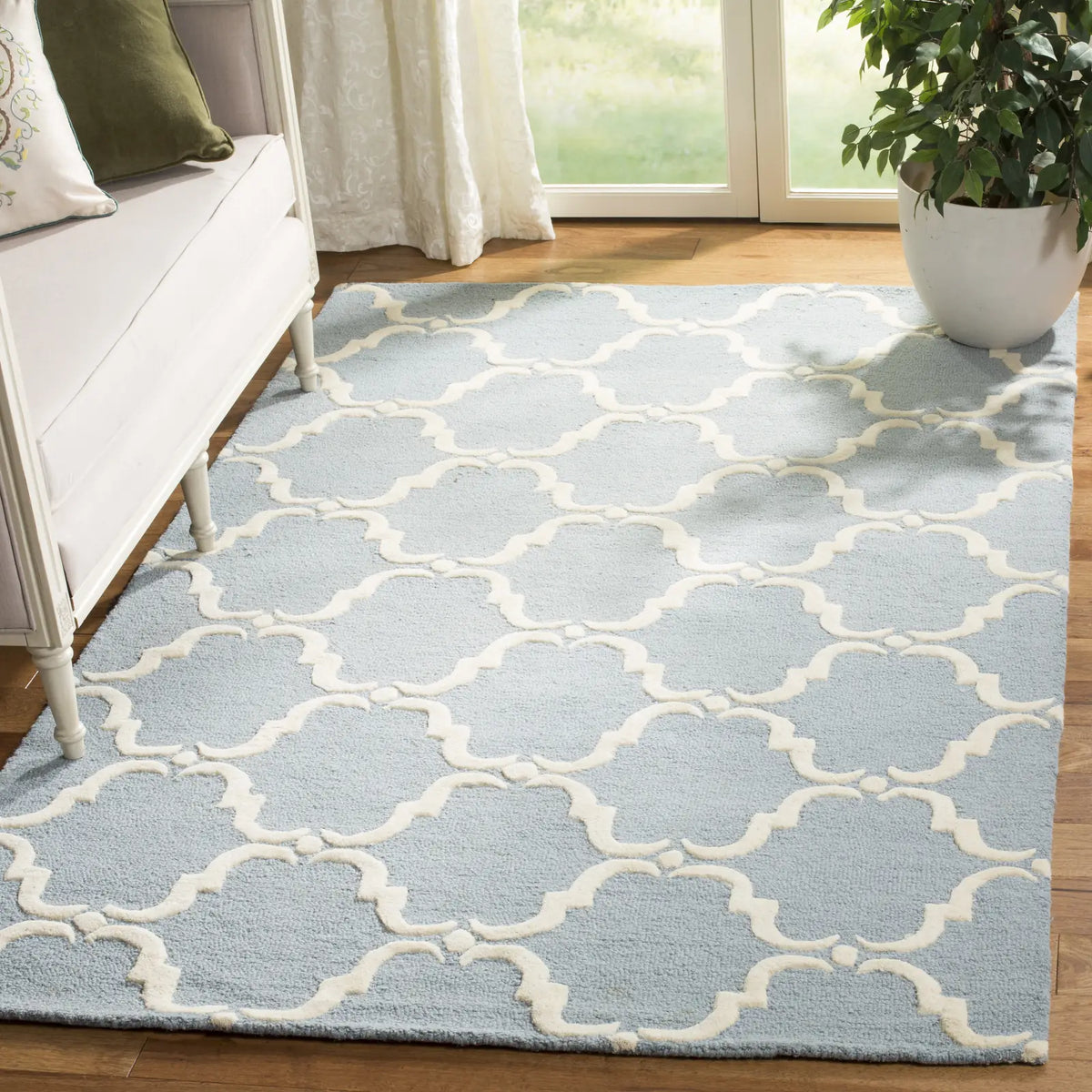Safavieh Cambridge 5'-0" x 8'-0" Rug in Blue / Ivory