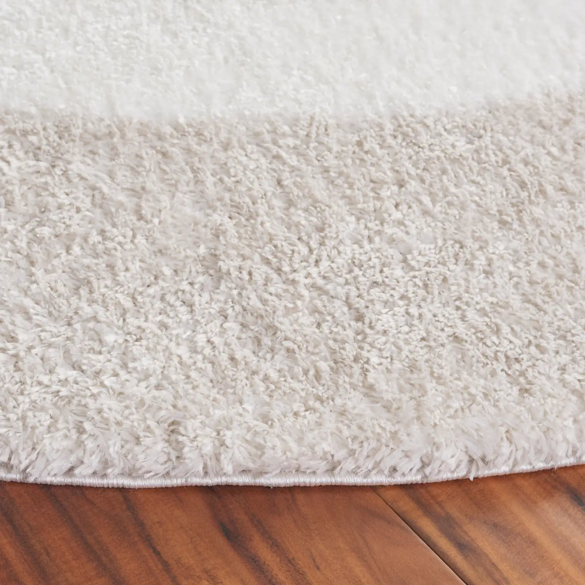 Safavieh Tahoe Shag 6'-7" x 6'-7" Rug in Beige / Ivory