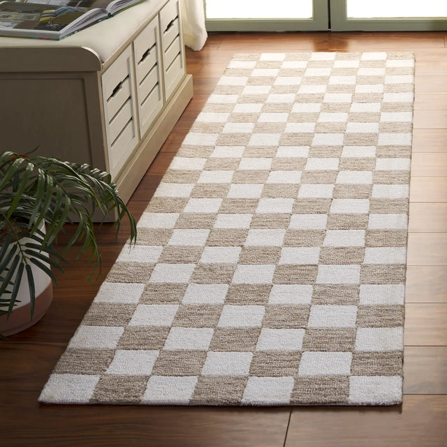 Safavieh Ebony 2'-3" x 8'-0" Rug in Brown / Ivory