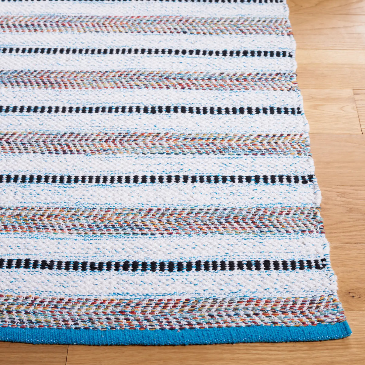 Safavieh Montauk 4'-0" x 6'-0" Rug in Turquoise / Ivory