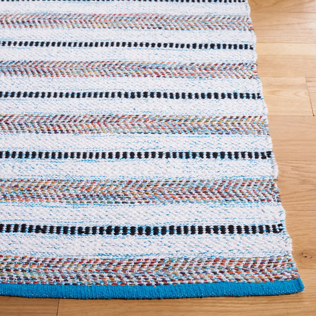 Safavieh Montauk 4'-0" x 6'-0" Rug in Turquoise / Ivory