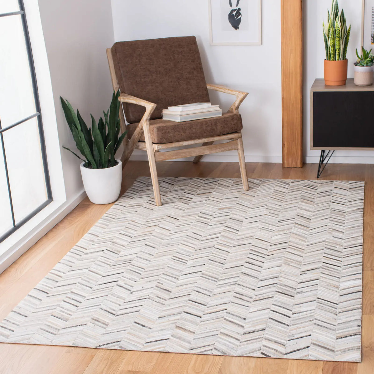 Safavieh Studio Leather 4'-0" x 6'-0" Rug in Ivory / Grey