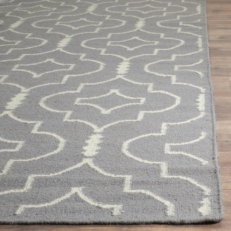 Safavieh Dhurries 6'-0" x 9'-0" Rug in Grey / Ivory