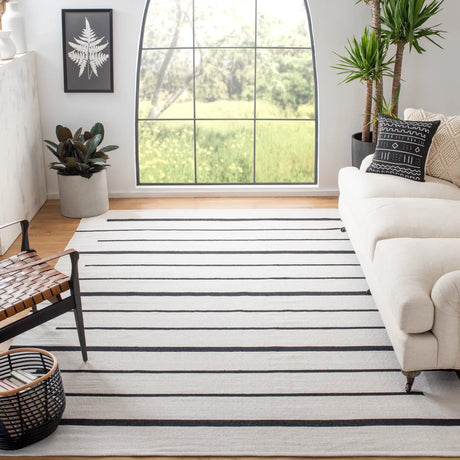 Safavieh Montauk 10'-0" x 14'-0" Rug in Ivory / Black