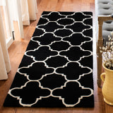 Safavieh Chatham 2'-3" x 7'-0" Rug in Black / Ivory