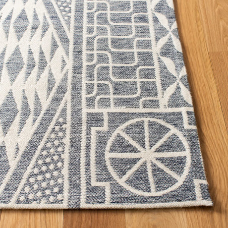 Safavieh Marbella 4'-0" x 6'-0" Rug in Blue / Ivory