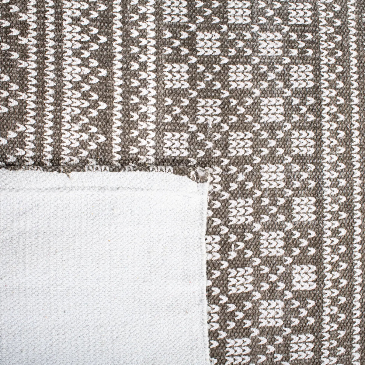 Safavieh Cedar Brook 5'-0" x 8'-0" Rug in Grey / Ivory