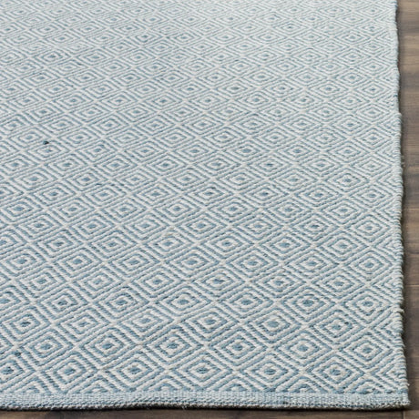 Safavieh Montauk 4'-0" x 6'-0" Rug in Ivory / Light Blue