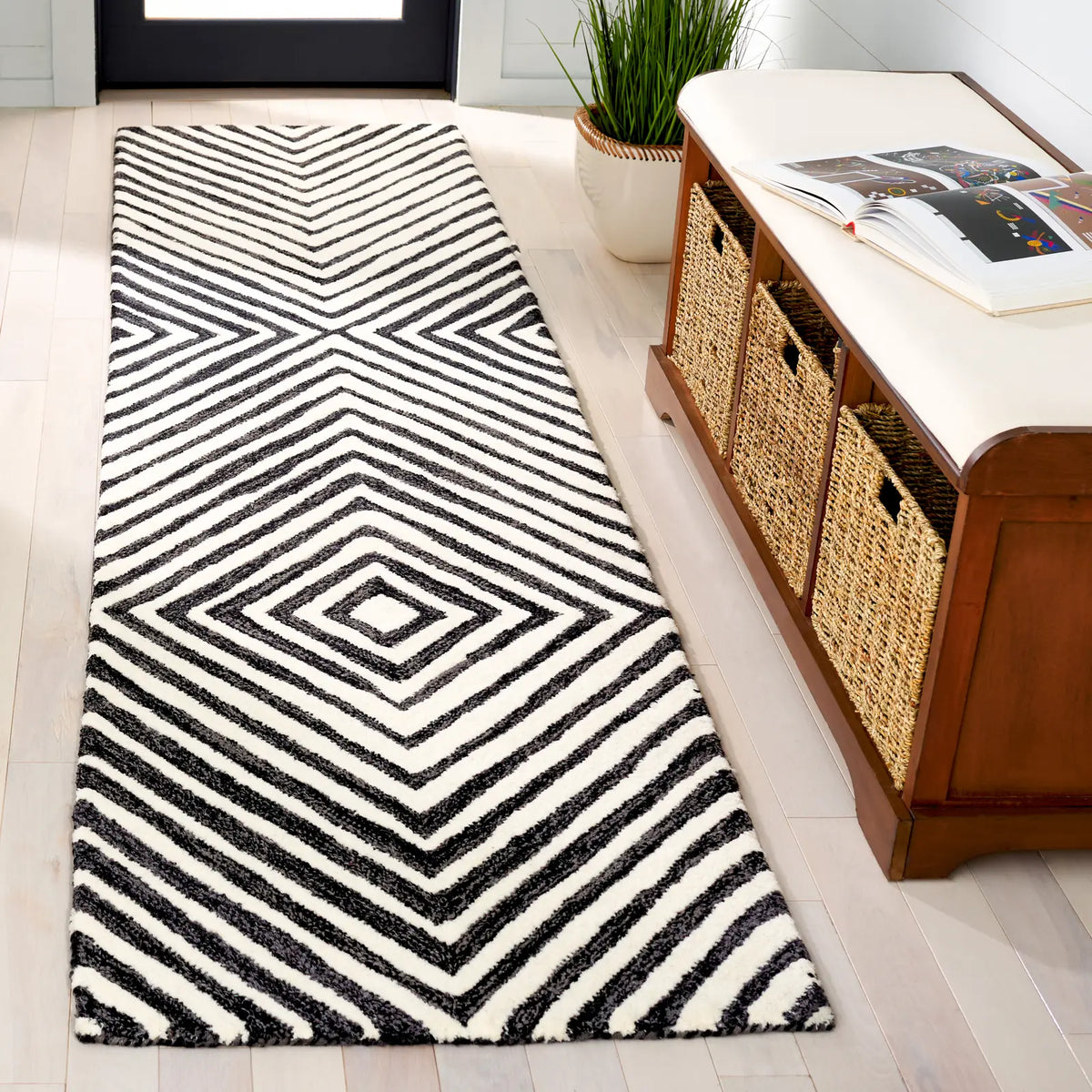 Safavieh Ebony 2'-3" x 11'-0" Rug in Black / Ivory