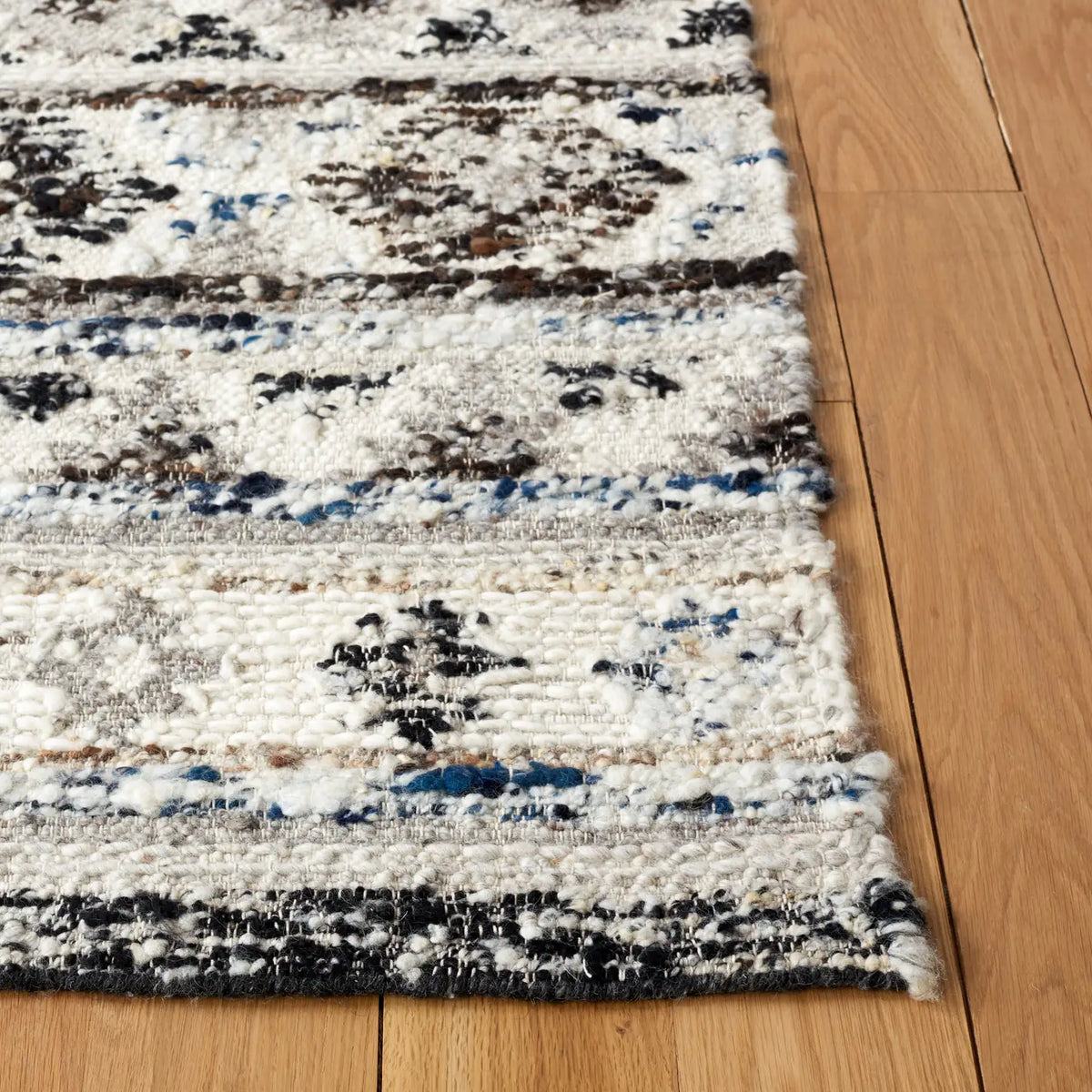 Safavieh Manhattan 4'-0" x 6'-0" Rug in Ivory / Black