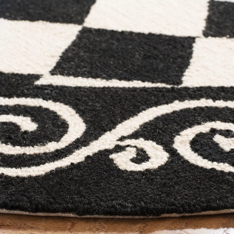 Safavieh Chelsea 5'-6" x 5'-6" Rug in Black / Ivory