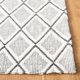 Safavieh Marbella 4'-0" x 6'-0" Rug in Ivory / Black