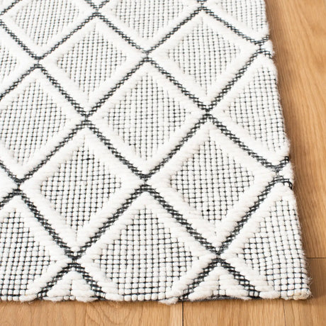 Safavieh Marbella 4'-0" x 6'-0" Rug in Ivory / Black
