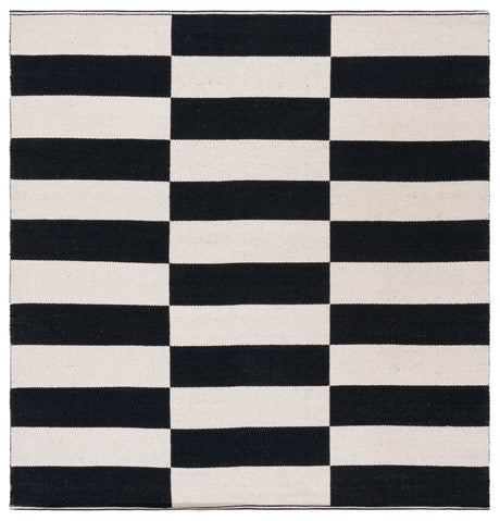 Safavieh Montauk 6'-0" x 6'-0" Rug in Black / Ivory