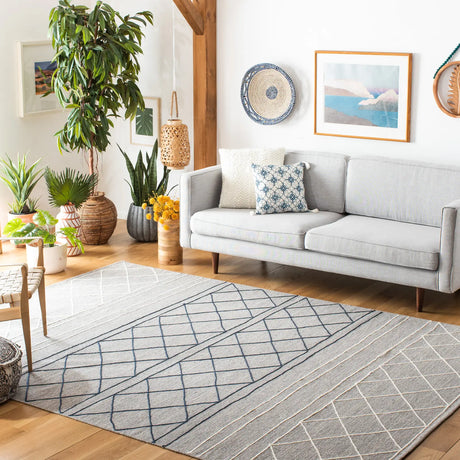 Safavieh Striped Kilim 6'-0" x 9'-0" Rug in Silver / Grey